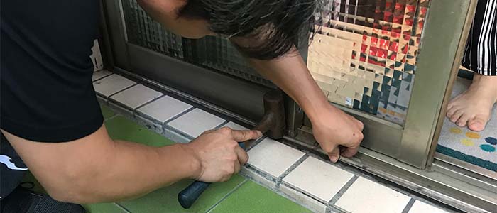 師傅在台南中西區提供修理門窗服務