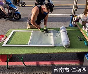 修理門窗師傅在台南仁德區提供修理紗門服務