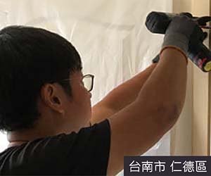 修理門窗師傅在台南仁德區提供房間門更換、房間門安裝服務