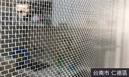 修理門窗師傅在台南仁德區提供換紗網服務