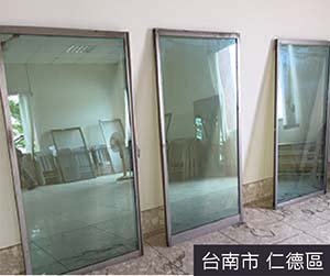 修理門窗師傅在台南仁德區提供玻璃訂製服務