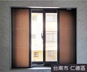 修理門窗師傅在台南仁德區提供訂製摺疊紗窗、隱形紗窗服務
