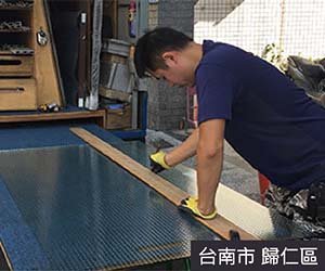 修理門窗師傅在台南歸仁區進行換玻璃、修理玻璃服務