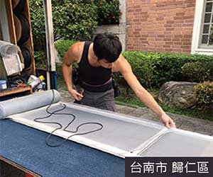 修理門窗師傅在台南歸仁區提供修理紗門服務
