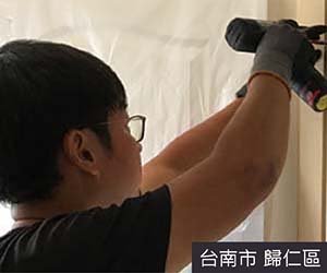 和榮修理門窗師傅在台南歸仁區提供房間門更換、房間門安裝服務