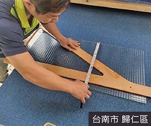 修理門窗師傅在台南歸仁區進行換玻璃、修理玻璃服務
